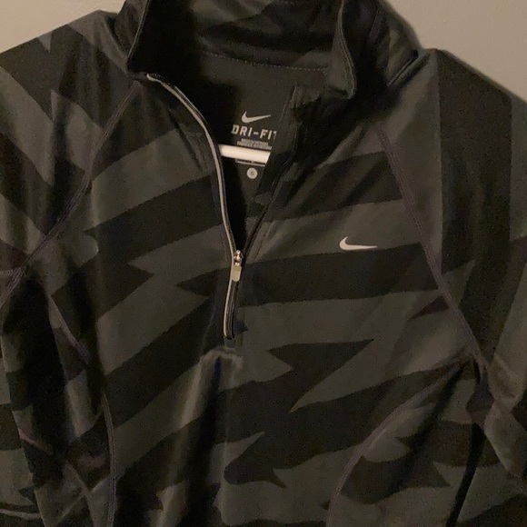 Nike 1/4 Zip Striped Athletic Shirt (S) - Picture 2 of 3